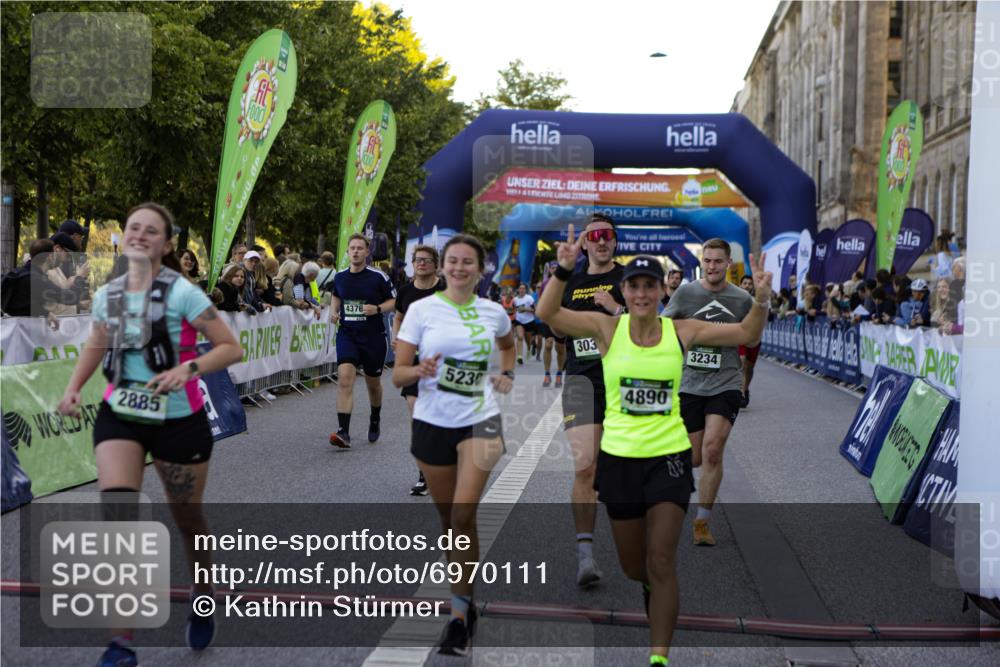 01.09.2024 - BARMER Alsterlauf Kathrin Stürmer Photography http://msf.ph/oto/6970111 01.09.2024 09:58:09 Ziel 2757, 2795, 3486, 3828, 3829, 3830, 3831, 3832, 3901, 4008, 4072, 4147, 4196, 4331, 4396, 4397, 4468, 4531, 4579, 4585, 4711, 4799, 4881, 5233, 2632, 2675, 2885, 3030, 3071, 3234, 3342, 3711, 3744, 3972, 3984, 4163, 4189, 4226, 4376, 4394, 4853, 4890, 5230 meine-sportfotos.de