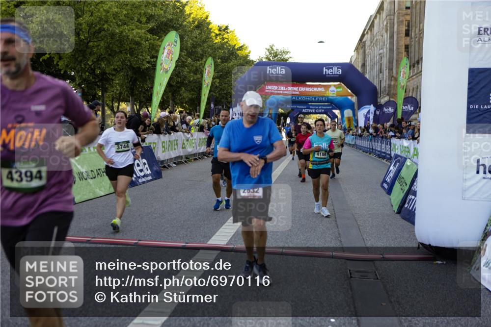 01.09.2024 - BARMER Alsterlauf Kathrin Stürmer Photography http://msf.ph/oto/6970116 01.09.2024 09:58:16 Ziel 2588, 2757, 2759, 2760, 3231, 3245, 3285, 3375, 3460, 3542, 3699, 3828, 3829, 3830, 3831, 3832, 4008, 4147, 4331, 4401, 4711, 4799, 4881, 2035, 2052, 2392, 2617, 2632, 3071, 3234, 3662, 3711, 3744, 3972, 3978, 3984, 4189, 4265, 4376, 4394, 4765, 4853, 4988, 5071, 8018, 8136, 8381 meine-sportfotos.de