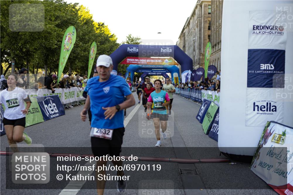 01.09.2024 - BARMER Alsterlauf Kathrin Stürmer Photography http://msf.ph/oto/6970119 01.09.2024 09:58:16 Ziel 2588, 2757, 2759, 2760, 3231, 3245, 3285, 3375, 3460, 3542, 3699, 3828, 3829, 3830, 3831, 3832, 4008, 4147, 4331, 4401, 4711, 4799, 4881, 2035, 2052, 2392, 2617, 2632, 3071, 3234, 3662, 3711, 3744, 3972, 3978, 3984, 4189, 4265, 4376, 4394, 4765, 4853, 4988, 5071, 8018, 8136, 8381 meine-sportfotos.de