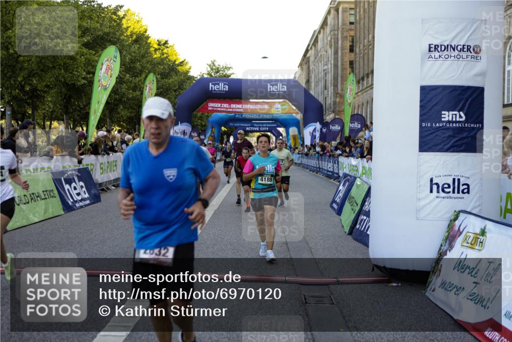 01.09.2024 - BARMER Alsterlauf Kathrin Stürmer Photography http://msf.ph/oto/6970120 01.09.2024 09:58:17 Ziel 2588, 2759, 2760, 3231, 3245, 3285, 3375, 3460, 3542, 3699, 3828, 3829, 3830, 3831, 3832, 4008, 4147, 4331, 4401, 4711, 4799, 4881, 2035, 2052, 2392, 2617, 2632, 3071, 3353, 3662, 3711, 3744, 3972, 3978, 3984, 4189, 4265, 4376, 4394, 4765, 4988, 5071, 8018, 8136, 8381 meine-sportfotos.de