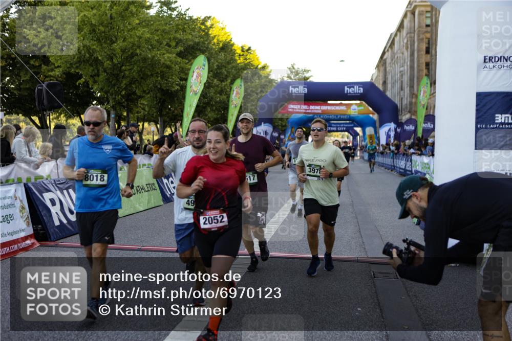 01.09.2024 - BARMER Alsterlauf Kathrin Stürmer Photography http://msf.ph/oto/6970123 01.09.2024 09:58:20 Ziel 2441, 2588, 2759, 2760, 3231, 3243, 3245, 3285, 3375, 3460, 3542, 3699, 3828, 3831, 3832, 4008, 4147, 4401, 4682, 4799, 4881, 5040, 2035, 2052, 2392, 2617, 2632, 3071, 3353, 3646, 3662, 3744, 3972, 3978, 4189, 4265, 4394, 4765, 4988, 5071, 8018, 8133, 8136, 8381 meine-sportfotos.de