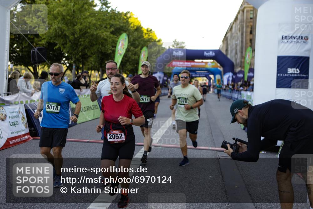 01.09.2024 - BARMER Alsterlauf Kathrin Stürmer Photography http://msf.ph/oto/6970124 01.09.2024 09:58:20 Ziel 2441, 2588, 2759, 2760, 3231, 3243, 3245, 3285, 3375, 3460, 3542, 3699, 3828, 3831, 3832, 4008, 4147, 4401, 4682, 4799, 4881, 5040, 2035, 2052, 2392, 2617, 2632, 3071, 3353, 3646, 3662, 3744, 3972, 3978, 4189, 4265, 4394, 4765, 4988, 5071, 8018, 8133, 8136, 8381 meine-sportfotos.de