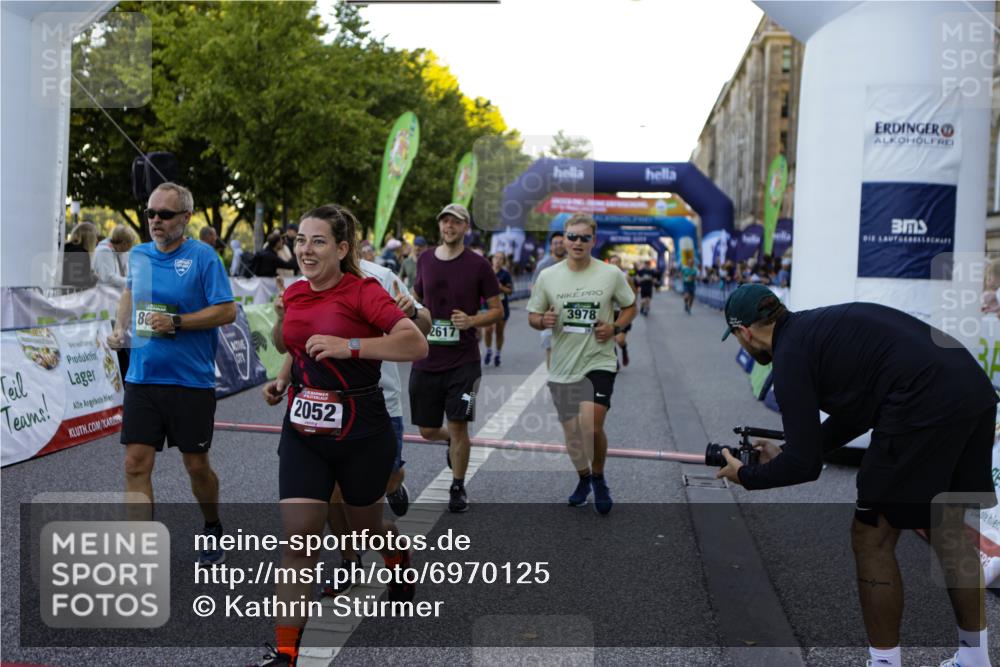 01.09.2024 - BARMER Alsterlauf Kathrin Stürmer Photography http://msf.ph/oto/6970125 01.09.2024 09:58:20 Ziel 2441, 2588, 2759, 2760, 3231, 3243, 3245, 3285, 3375, 3460, 3542, 3699, 3828, 3831, 3832, 4008, 4147, 4401, 4682, 4799, 4881, 5040, 2035, 2052, 2392, 2617, 2632, 3071, 3353, 3646, 3662, 3744, 3972, 3978, 4189, 4265, 4394, 4765, 4988, 5071, 8018, 8133, 8136, 8381 meine-sportfotos.de