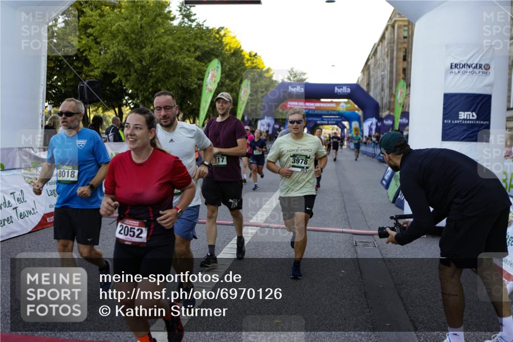 01.09.2024 - BARMER Alsterlauf Kathrin Stürmer Photography http://msf.ph/oto/6970126 01.09.2024 09:58:20 Ziel 2441, 2588, 2759, 2760, 3231, 3243, 3245, 3285, 3375, 3460, 3542, 3699, 3828, 3831, 3832, 4008, 4147, 4401, 4682, 4799, 4881, 5040, 2035, 2052, 2392, 2617, 2632, 3071, 3353, 3646, 3662, 3744, 3972, 3978, 4189, 4265, 4394, 4765, 4988, 5071, 8018, 8133, 8136, 8381 meine-sportfotos.de