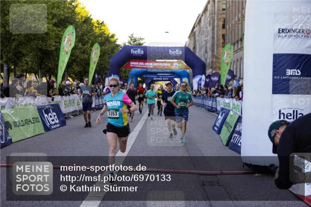 01.09.2024 - BARMER Alsterlauf Kathrin Stürmer Photography http://msf.ph/oto/6970133 01.09.2024 09:58:27 Ziel 2441, 2582, 2588, 2759, 2760, 3033, 3201, 3231, 3243, 3245, 3285, 3375, 3460, 3542, 3699, 3983, 4230, 4268, 4401, 4596, 4682, 5040, 5192, 5193, 5199, 8218, 8256, 2035, 2392, 2430, 2634, 2855, 3353, 3646, 3662, 3856, 3894, 4265, 4352, 4636, 4723, 4765, 5071, 5126, 8133, 8136, 8174, 8263, 8381 meine-sportfotos.de