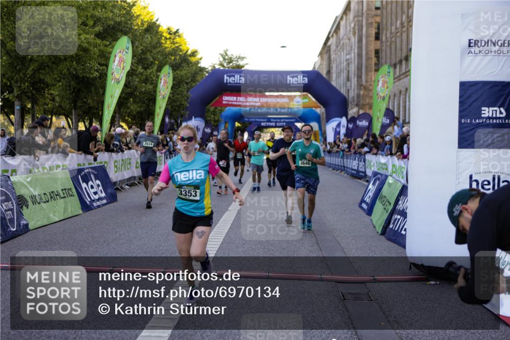 01.09.2024 - BARMER Alsterlauf Kathrin Stürmer Photography http://msf.ph/oto/6970134 01.09.2024 09:58:27 Ziel 2441, 2582, 2588, 2759, 2760, 3033, 3201, 3231, 3243, 3245, 3285, 3375, 3460, 3542, 3699, 3983, 4230, 4268, 4401, 4596, 4682, 5040, 5192, 5193, 5199, 8218, 8256, 2035, 2392, 2430, 2634, 2855, 3353, 3646, 3662, 3856, 3894, 4265, 4352, 4636, 4723, 4765, 5071, 5126, 8133, 8136, 8174, 8263, 8381 meine-sportfotos.de