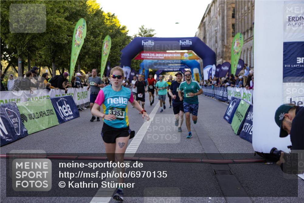 01.09.2024 - BARMER Alsterlauf Kathrin Stürmer Photography http://msf.ph/oto/6970135 01.09.2024 09:58:27 Ziel 2441, 2582, 2588, 2759, 2760, 3033, 3201, 3231, 3243, 3245, 3285, 3375, 3460, 3542, 3699, 3983, 4230, 4268, 4401, 4596, 4682, 5040, 5192, 5193, 5199, 8218, 8256, 2035, 2392, 2430, 2634, 2855, 3353, 3646, 3662, 3856, 3894, 4265, 4352, 4636, 4723, 4765, 5071, 5126, 8133, 8136, 8174, 8263, 8381 meine-sportfotos.de