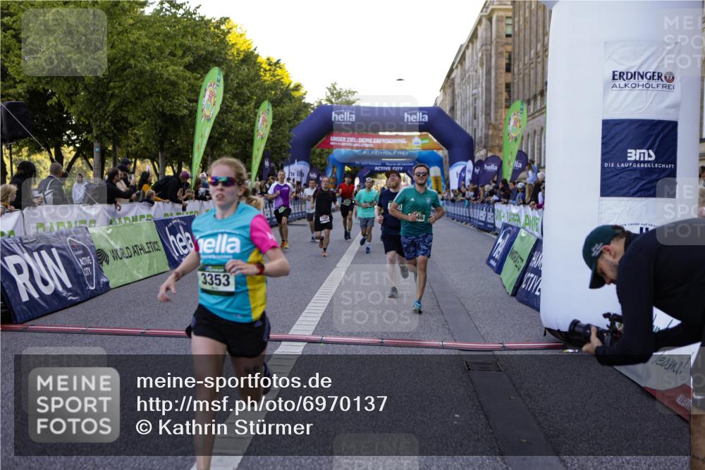 01.09.2024 - BARMER Alsterlauf Kathrin Stürmer Photography http://msf.ph/oto/6970137 01.09.2024 09:58:27 Ziel 2441, 2582, 2588, 2759, 2760, 3033, 3201, 3231, 3243, 3245, 3285, 3375, 3460, 3542, 3699, 3983, 4230, 4268, 4401, 4596, 4682, 5040, 5192, 5193, 5199, 8218, 8256, 2035, 2392, 2430, 2634, 2855, 3353, 3646, 3662, 3856, 3894, 4265, 4352, 4636, 4723, 4765, 5071, 5126, 8133, 8136, 8174, 8263, 8381 meine-sportfotos.de