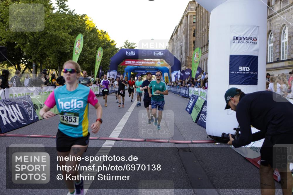 01.09.2024 - BARMER Alsterlauf Kathrin Stürmer Photography http://msf.ph/oto/6970138 01.09.2024 09:58:28 Ziel 2441, 2582, 2588, 2759, 2760, 2897, 3033, 3201, 3231, 3243, 3245, 3285, 3375, 3460, 3542, 3699, 3977, 3983, 4230, 4266, 4268, 4401, 4596, 4682, 5040, 5192, 5193, 5199, 8218, 8256, 2035, 2037, 2392, 2430, 2634, 2855, 3353, 3438, 3646, 3662, 3856, 3894, 4265, 4352, 4636, 4723, 4765, 4850, 5071, 5126, 8133, 8136, 8174, 8263 meine-sportfotos.de