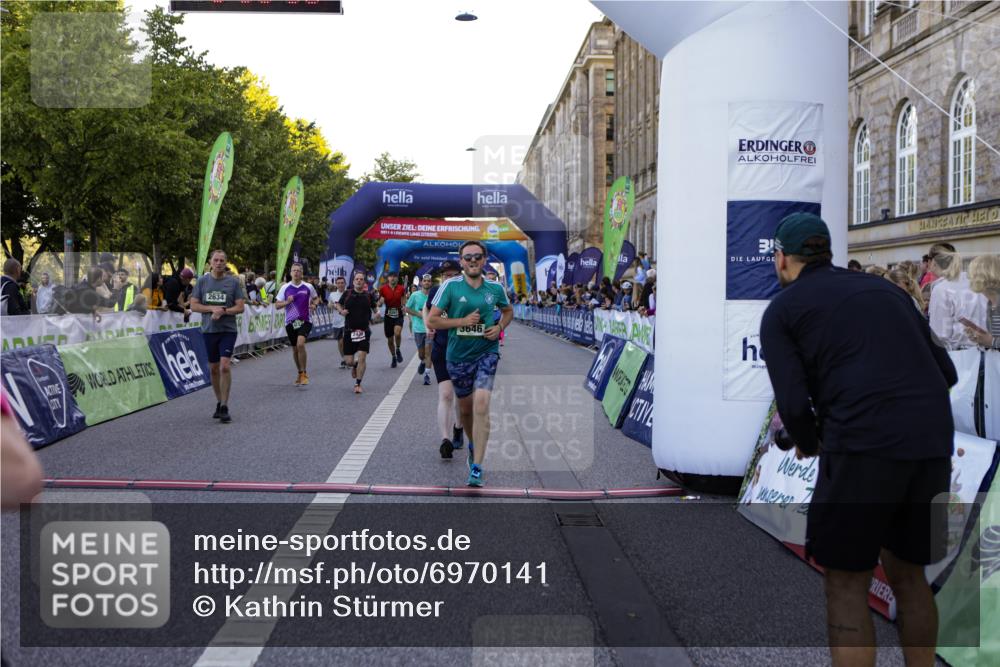 01.09.2024 - BARMER Alsterlauf Kathrin Stürmer Photography http://msf.ph/oto/6970141 01.09.2024 09:58:28 Ziel 2441, 2582, 2588, 2759, 2760, 2897, 3033, 3201, 3231, 3243, 3245, 3285, 3375, 3460, 3542, 3699, 3977, 3983, 4230, 4266, 4268, 4401, 4596, 4682, 5040, 5192, 5193, 5199, 8218, 8256, 2035, 2037, 2392, 2430, 2634, 2855, 3353, 3438, 3646, 3662, 3856, 3894, 4265, 4352, 4636, 4723, 4765, 4850, 5071, 5126, 8133, 8136, 8174, 8263 meine-sportfotos.de