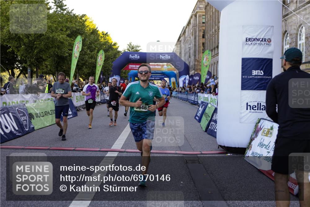01.09.2024 - BARMER Alsterlauf Kathrin Stürmer Photography http://msf.ph/oto/6970146 01.09.2024 09:58:29 Ziel 2441, 2582, 2588, 2759, 2760, 2897, 3033, 3201, 3231, 3243, 3245, 3285, 3375, 3460, 3542, 3699, 3717, 3977, 3983, 4230, 4266, 4268, 4401, 4596, 4682, 5040, 5192, 5193, 5199, 8218, 8256, 2037, 2392, 2430, 2634, 2832, 2855, 3353, 3438, 3646, 3662, 3856, 3894, 4352, 4636, 4723, 4850, 5071, 5126, 8133, 8174, 8263 meine-sportfotos.de