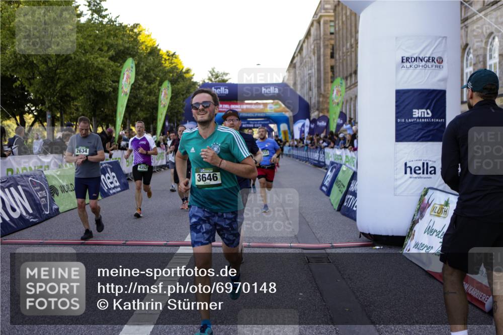 01.09.2024 - BARMER Alsterlauf Kathrin Stürmer Photography http://msf.ph/oto/6970148 01.09.2024 09:58:29 Ziel 2441, 2582, 2588, 2759, 2760, 2897, 3033, 3201, 3231, 3243, 3245, 3285, 3375, 3460, 3542, 3699, 3717, 3977, 3983, 4230, 4266, 4268, 4401, 4596, 4682, 5040, 5192, 5193, 5199, 8218, 8256, 2037, 2392, 2430, 2634, 2832, 2855, 3353, 3438, 3646, 3662, 3856, 3894, 4352, 4636, 4723, 4850, 5071, 5126, 8133, 8174, 8263 meine-sportfotos.de