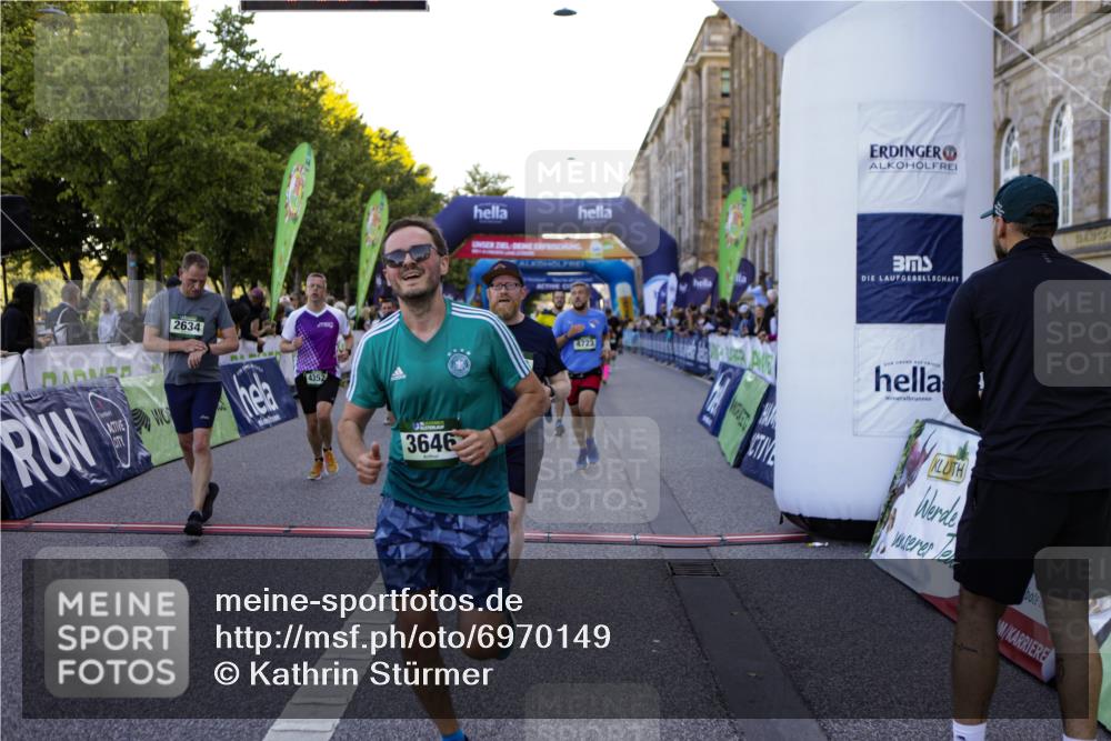 01.09.2024 - BARMER Alsterlauf Kathrin Stürmer Photography http://msf.ph/oto/6970149 01.09.2024 09:58:29 Ziel 2441, 2582, 2588, 2759, 2760, 2897, 3033, 3201, 3231, 3243, 3245, 3285, 3375, 3460, 3542, 3699, 3717, 3977, 3983, 4230, 4266, 4268, 4401, 4596, 4682, 5040, 5192, 5193, 5199, 8218, 8256, 2037, 2392, 2430, 2634, 2832, 2855, 3353, 3438, 3646, 3662, 3856, 3894, 4352, 4636, 4723, 4850, 5071, 5126, 8133, 8174, 8263 meine-sportfotos.de