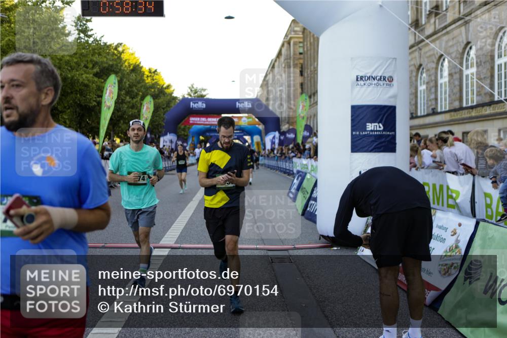 01.09.2024 - BARMER Alsterlauf Kathrin Stürmer Photography http://msf.ph/oto/6970154 01.09.2024 09:58:32 Ziel 2425, 2441, 2582, 2588, 2895, 2897, 3033, 3201, 3243, 3249, 3285, 3375, 3460, 3699, 3717, 3977, 3983, 4230, 4266, 4268, 4401, 4596, 4682, 4779, 5040, 5192, 5193, 5199, 5251, 8218, 8256, 2037, 2430, 2634, 2832, 2855, 3353, 3438, 3646, 3856, 3894, 4071, 4352, 4618, 4636, 4723, 4850, 5126, 8133, 8174, 8263 meine-sportfotos.de