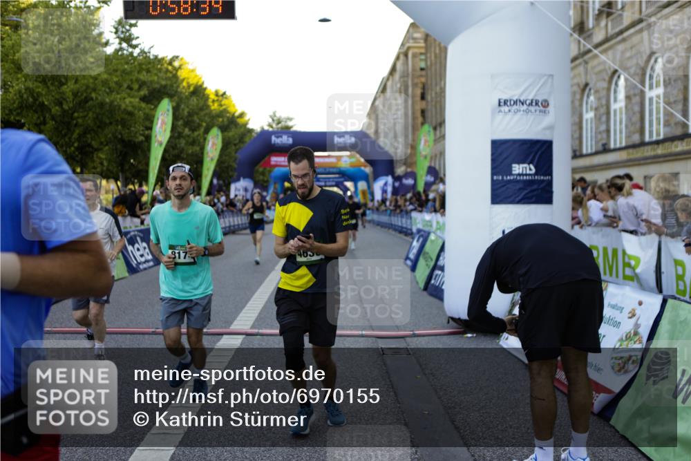 01.09.2024 - BARMER Alsterlauf Kathrin Stürmer Photography http://msf.ph/oto/6970155 01.09.2024 09:58:32 Ziel 2425, 2441, 2582, 2588, 2895, 2897, 3033, 3201, 3243, 3249, 3285, 3375, 3460, 3699, 3717, 3977, 3983, 4230, 4266, 4268, 4401, 4596, 4682, 4779, 5040, 5192, 5193, 5199, 5251, 8218, 8256, 2037, 2430, 2634, 2832, 2855, 3353, 3438, 3646, 3856, 3894, 4071, 4352, 4618, 4636, 4723, 4850, 5126, 8133, 8174, 8263 meine-sportfotos.de