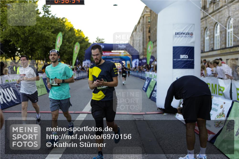 01.09.2024 - BARMER Alsterlauf Kathrin Stürmer Photography http://msf.ph/oto/6970156 01.09.2024 09:58:33 Ziel 2425, 2441, 2467, 2582, 2588, 2895, 2897, 3033, 3201, 3243, 3249, 3285, 3375, 3460, 3699, 3717, 3977, 3983, 4230, 4266, 4268, 4596, 4682, 4779, 5040, 5192, 5193, 5199, 5251, 8218, 8256, 2037, 2430, 2634, 2832, 2855, 3438, 3646, 3755, 3856, 3894, 4071, 4352, 4474, 4618, 4636, 4723, 4850, 5126, 8133, 8174, 8263 meine-sportfotos.de