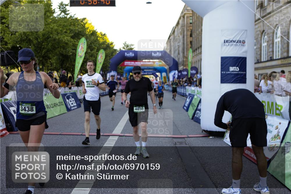 01.09.2024 - BARMER Alsterlauf Kathrin Stürmer Photography http://msf.ph/oto/6970159 01.09.2024 09:58:38 Ziel 2425, 2441, 2467, 2582, 2684, 2895, 2897, 3033, 3154, 3201, 3243, 3249, 3283, 3692, 3717, 3977, 3983, 4230, 4266, 4268, 4596, 4682, 4779, 5018, 5040, 5192, 5193, 5199, 5251, 8218, 8256, 2037, 2403, 2832, 2855, 2868, 3438, 3755, 3856, 3894, 4071, 4474, 4618, 4636, 4850, 4888, 5126 meine-sportfotos.de