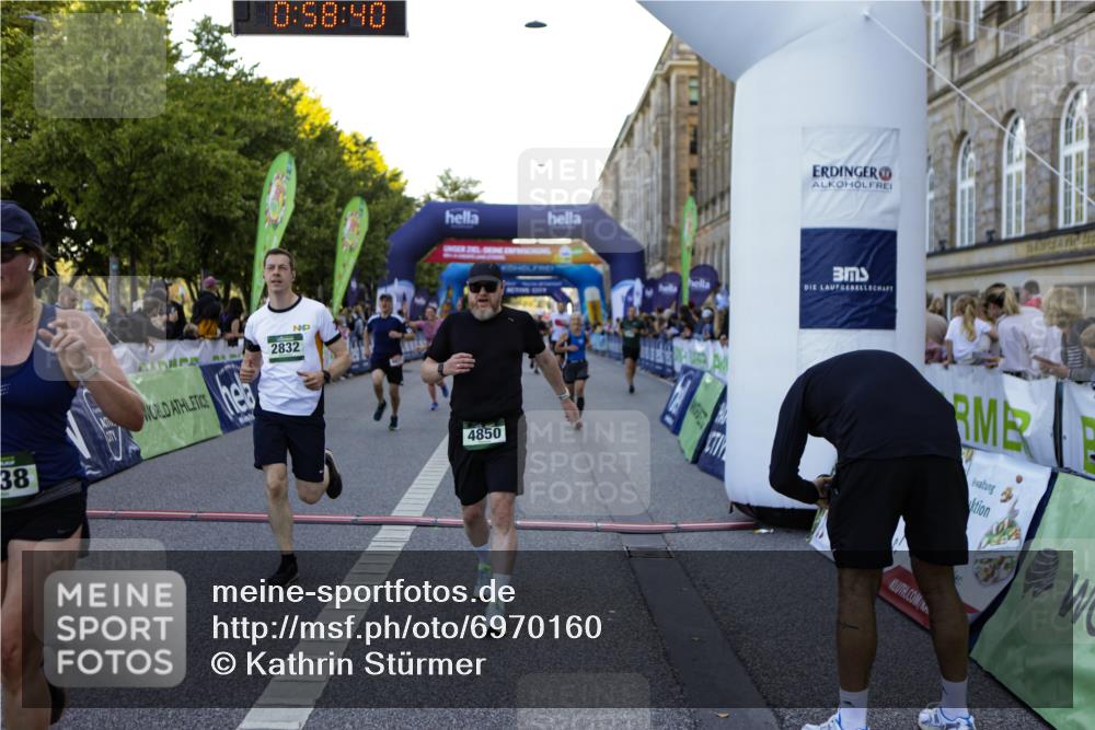 01.09.2024 - BARMER Alsterlauf Kathrin Stürmer Photography http://msf.ph/oto/6970160 01.09.2024 09:58:39 Ziel 2425, 2441, 2467, 2582, 2684, 2895, 2897, 3033, 3154, 3201, 3243, 3249, 3283, 3692, 3717, 3977, 3983, 4230, 4266, 4268, 4596, 4682, 4779, 5018, 5040, 5192, 5193, 5199, 5251, 8218, 8256, 2037, 2403, 2649, 2832, 2868, 3438, 3755, 3856, 3894, 4071, 4474, 4618, 4850, 4888, 5126, 8202 meine-sportfotos.de