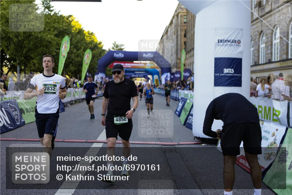 01.09.2024 - BARMER Alsterlauf Kathrin Stürmer Photography http://msf.ph/oto/6970161 01.09.2024 09:58:39 Ziel 2425, 2441, 2467, 2582, 2684, 2895, 2897, 3033, 3154, 3201, 3243, 3249, 3283, 3692, 3717, 3977, 3983, 4230, 4266, 4268, 4596, 4682, 4779, 5018, 5040, 5192, 5193, 5199, 5251, 8218, 8256, 2037, 2403, 2649, 2832, 2868, 3438, 3755, 3856, 3894, 4071, 4474, 4618, 4850, 4888, 5126, 8202 meine-sportfotos.de