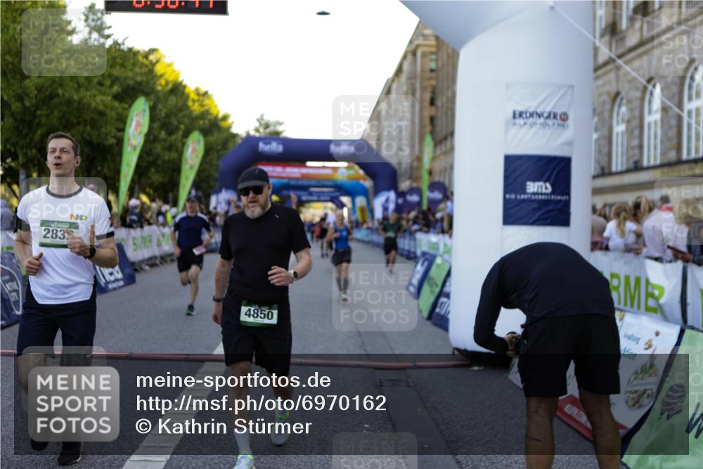 01.09.2024 - BARMER Alsterlauf Kathrin Stürmer Photography http://msf.ph/oto/6970162 01.09.2024 09:58:39 Ziel 2425, 2441, 2467, 2582, 2684, 2895, 2897, 3033, 3154, 3201, 3243, 3249, 3283, 3692, 3717, 3977, 3983, 4230, 4266, 4268, 4596, 4682, 4779, 5018, 5040, 5192, 5193, 5199, 5251, 8218, 8256, 2037, 2403, 2649, 2832, 2868, 3438, 3755, 3856, 3894, 4071, 4474, 4618, 4850, 4888, 5126, 8202 meine-sportfotos.de