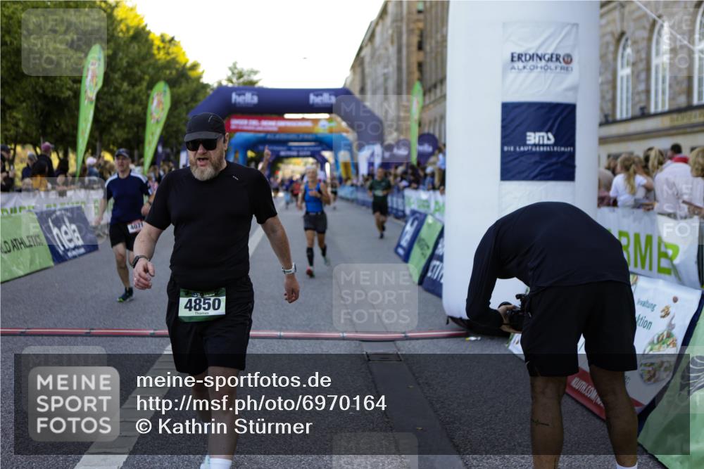 01.09.2024 - BARMER Alsterlauf Kathrin Stürmer Photography http://msf.ph/oto/6970164 01.09.2024 09:58:39 Ziel 2425, 2441, 2467, 2582, 2684, 2895, 2897, 3033, 3154, 3201, 3243, 3249, 3283, 3692, 3717, 3977, 3983, 4230, 4266, 4268, 4596, 4682, 4779, 5018, 5040, 5192, 5193, 5199, 5251, 8218, 8256, 2037, 2403, 2649, 2832, 2868, 3438, 3755, 3856, 3894, 4071, 4474, 4618, 4850, 4888, 5126, 8202 meine-sportfotos.de