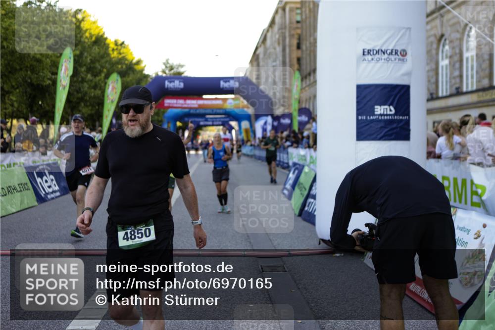 01.09.2024 - BARMER Alsterlauf Kathrin Stürmer Photography http://msf.ph/oto/6970165 01.09.2024 09:58:40 Ziel 2425, 2441, 2467, 2582, 2684, 2863, 2895, 2897, 3033, 3154, 3201, 3249, 3283, 3692, 3717, 3977, 3983, 4230, 4266, 4268, 4596, 4779, 5018, 5040, 5192, 5193, 5199, 5251, 8218, 8256, 2037, 2403, 2649, 2832, 2868, 3438, 3755, 3856, 3894, 4071, 4474, 4618, 4850, 4888, 5126, 8202 meine-sportfotos.de