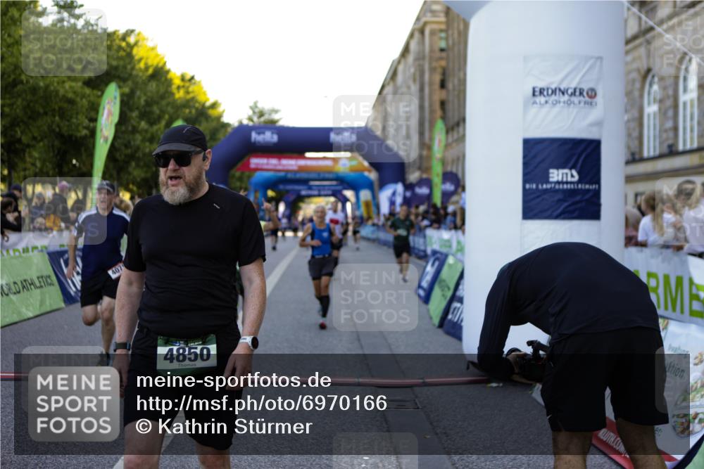 01.09.2024 - BARMER Alsterlauf Kathrin Stürmer Photography http://msf.ph/oto/6970166 01.09.2024 09:58:40 Ziel 2425, 2441, 2467, 2582, 2684, 2863, 2895, 2897, 3033, 3154, 3201, 3249, 3283, 3692, 3717, 3977, 3983, 4230, 4266, 4268, 4596, 4779, 5018, 5040, 5192, 5193, 5199, 5251, 8218, 8256, 2037, 2403, 2649, 2832, 2868, 3438, 3755, 3856, 3894, 4071, 4474, 4618, 4850, 4888, 5126, 8202 meine-sportfotos.de