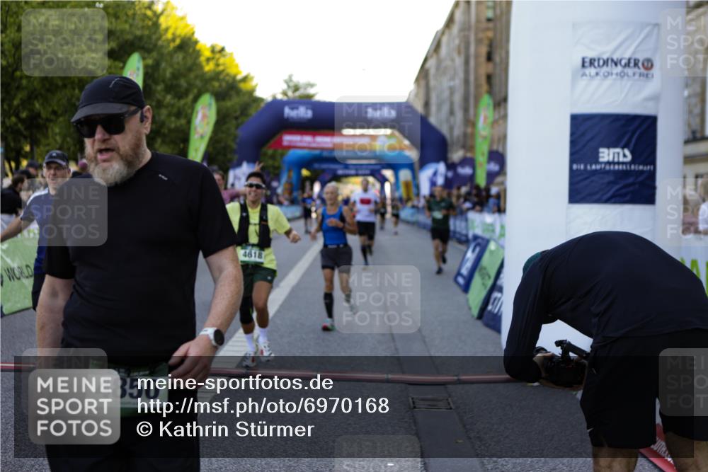 01.09.2024 - BARMER Alsterlauf Kathrin Stürmer Photography http://msf.ph/oto/6970168 01.09.2024 09:58:40 Ziel 2425, 2441, 2467, 2582, 2684, 2863, 2895, 2897, 3033, 3154, 3201, 3249, 3283, 3692, 3717, 3977, 3983, 4230, 4266, 4268, 4596, 4779, 5018, 5040, 5192, 5193, 5199, 5251, 8218, 8256, 2037, 2403, 2649, 2832, 2868, 3438, 3755, 3856, 3894, 4071, 4474, 4618, 4850, 4888, 5126, 8202 meine-sportfotos.de