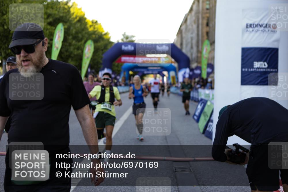 01.09.2024 - BARMER Alsterlauf Kathrin Stürmer Photography http://msf.ph/oto/6970169 01.09.2024 09:58:40 Ziel 2425, 2441, 2467, 2582, 2684, 2863, 2895, 2897, 3033, 3154, 3201, 3249, 3283, 3692, 3717, 3977, 3983, 4230, 4266, 4268, 4596, 4779, 5018, 5040, 5192, 5193, 5199, 5251, 8218, 8256, 2037, 2403, 2649, 2832, 2868, 3438, 3755, 3856, 3894, 4071, 4474, 4618, 4850, 4888, 5126, 8202 meine-sportfotos.de