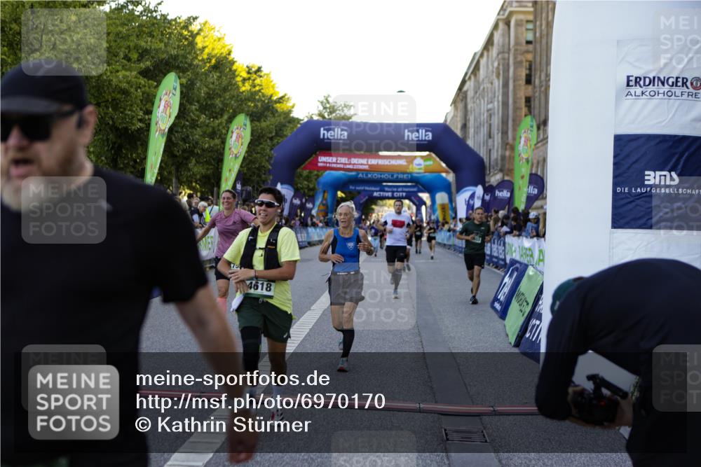 01.09.2024 - BARMER Alsterlauf Kathrin Stürmer Photography http://msf.ph/oto/6970170 01.09.2024 09:58:40 Ziel 2425, 2441, 2467, 2582, 2684, 2863, 2895, 2897, 3033, 3154, 3201, 3249, 3283, 3692, 3717, 3977, 3983, 4230, 4266, 4268, 4596, 4779, 5018, 5040, 5192, 5193, 5199, 5251, 8218, 8256, 2037, 2403, 2649, 2832, 2868, 3438, 3755, 3856, 3894, 4071, 4474, 4618, 4850, 4888, 5126, 8202 meine-sportfotos.de