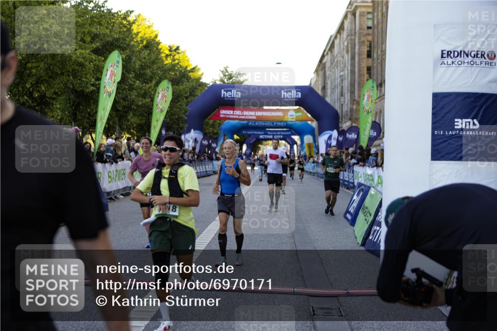 01.09.2024 - BARMER Alsterlauf Kathrin Stürmer Photography http://msf.ph/oto/6970171 01.09.2024 09:58:41 Ziel 2425, 2467, 2582, 2684, 2828, 2863, 2895, 2897, 3033, 3154, 3201, 3249, 3283, 3692, 3717, 3977, 3983, 4230, 4266, 4268, 4596, 4779, 5018, 5192, 5193, 5199, 5251, 8218, 8256, 2037, 2403, 2428, 2649, 2832, 2868, 3438, 3755, 3894, 4071, 4474, 4618, 4850, 4888, 5014, 5126, 8202 meine-sportfotos.de