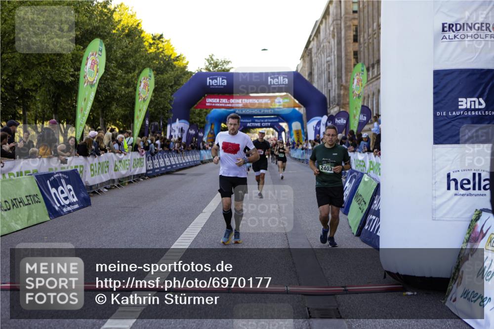 01.09.2024 - BARMER Alsterlauf Kathrin Stürmer Photography http://msf.ph/oto/6970177 01.09.2024 09:58:43 Ziel 2425, 2467, 2582, 2684, 2828, 2863, 2895, 2897, 3154, 3201, 3249, 3283, 3692, 3717, 3977, 3983, 4266, 4268, 4596, 4779, 5018, 5192, 5193, 5206, 5251, 2037, 2166, 2299, 2403, 2428, 2649, 2832, 2848, 2868, 3438, 3755, 4071, 4363, 4474, 4618, 4850, 4888, 5014, 8202 meine-sportfotos.de