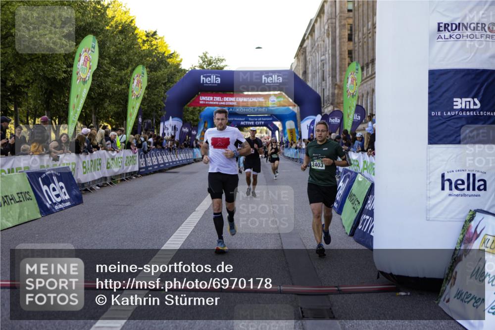 01.09.2024 - BARMER Alsterlauf Kathrin Stürmer Photography http://msf.ph/oto/6970178 01.09.2024 09:58:43 Ziel 2425, 2467, 2582, 2684, 2828, 2863, 2895, 2897, 3154, 3201, 3249, 3283, 3692, 3717, 3977, 3983, 4266, 4268, 4596, 4779, 5018, 5192, 5193, 5206, 5251, 2037, 2166, 2299, 2403, 2428, 2649, 2832, 2848, 2868, 3438, 3755, 4071, 4363, 4474, 4618, 4850, 4888, 5014, 8202 meine-sportfotos.de