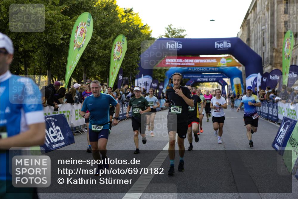 01.09.2024 - BARMER Alsterlauf Kathrin Stürmer Photography http://msf.ph/oto/6970182 01.09.2024 09:59:09 Ziel 2087, 2337, 2390, 2391, 2412, 2668, 2977, 3274, 3510, 3875, 3907, 4093, 4151, 4277, 4278, 4361, 4392, 4524, 4770, 4785, 4930, 5124, 5125, 5204, 8163, 2174, 2723, 2923, 2932, 3135, 3410, 3489, 3684, 3727, 3846, 3995, 4217, 4293, 4670, 4956, 4994, 5092, 5244, 5303, 8180, 8267 meine-sportfotos.de