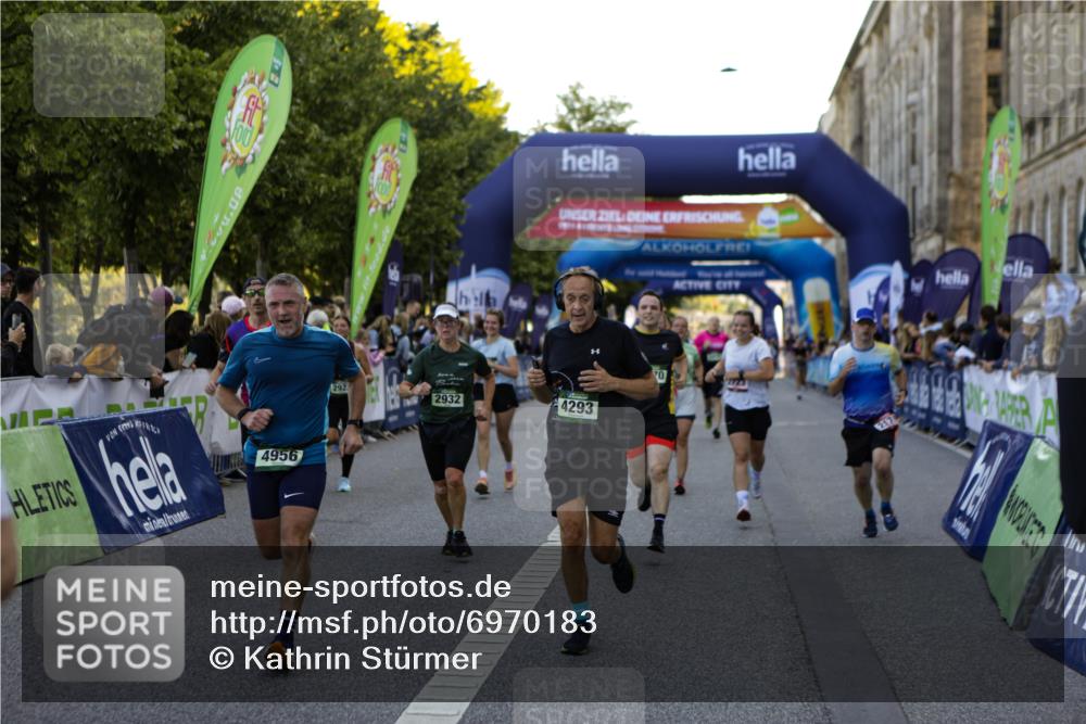 01.09.2024 - BARMER Alsterlauf Kathrin Stürmer Photography http://msf.ph/oto/6970183 01.09.2024 09:59:09 Ziel 2087, 2337, 2390, 2391, 2412, 2668, 2977, 3274, 3510, 3875, 3907, 4093, 4151, 4277, 4278, 4361, 4392, 4524, 4770, 4785, 4930, 5124, 5125, 5204, 8163, 2174, 2723, 2923, 2932, 3135, 3410, 3489, 3684, 3727, 3846, 3995, 4217, 4293, 4670, 4956, 4994, 5092, 5244, 5303, 8180, 8267 meine-sportfotos.de