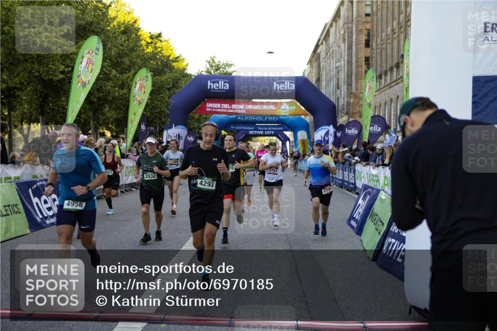 01.09.2024 - BARMER Alsterlauf Kathrin Stürmer Photography http://msf.ph/oto/6970185 01.09.2024 09:59:09 Ziel 2087, 2337, 2390, 2391, 2412, 2668, 2977, 3274, 3510, 3875, 3907, 4093, 4151, 4277, 4278, 4361, 4392, 4524, 4770, 4785, 4930, 5124, 5125, 5204, 8163, 2174, 2723, 2923, 2932, 3135, 3410, 3489, 3684, 3727, 3846, 3995, 4217, 4293, 4670, 4956, 4994, 5092, 5244, 5303, 8180, 8267 meine-sportfotos.de