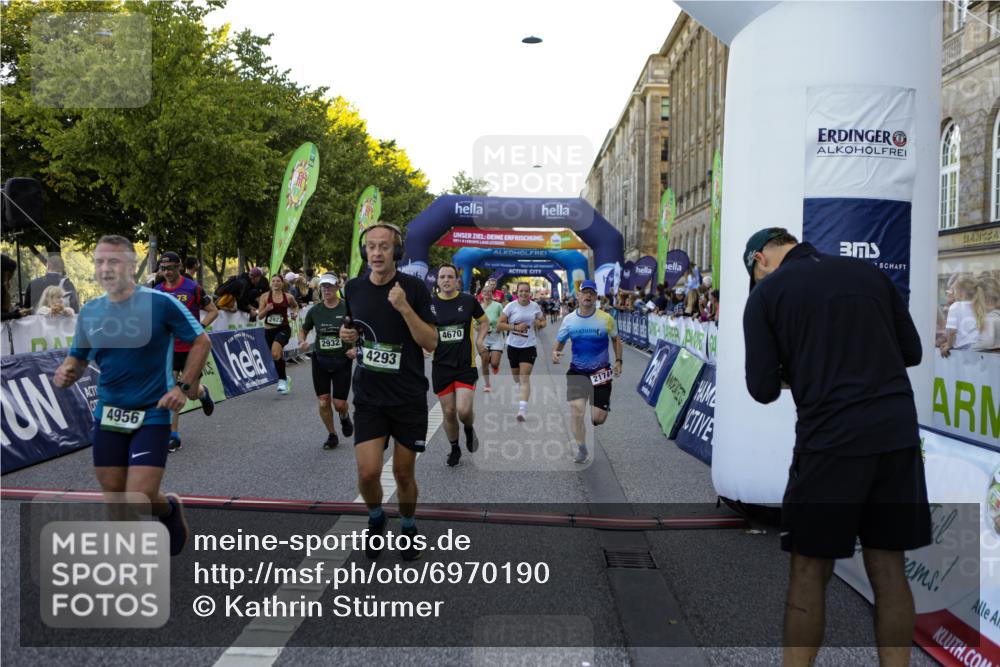 01.09.2024 - BARMER Alsterlauf Kathrin Stürmer Photography http://msf.ph/oto/6970190 01.09.2024 09:59:10 Ziel 2087, 2337, 2390, 2391, 2412, 2668, 2977, 3274, 3510, 3875, 3907, 3940, 4093, 4151, 4277, 4278, 4361, 4392, 4524, 4770, 4785, 4930, 5124, 5125, 5204, 5205, 5237, 8163, 2020, 2174, 2723, 2923, 2932, 3410, 3489, 3684, 3727, 3846, 3995, 4217, 4293, 4670, 4956, 4994, 5092, 5244, 5303, 8267 meine-sportfotos.de