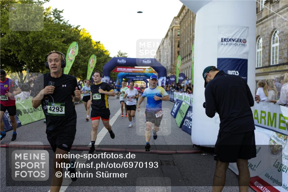 01.09.2024 - BARMER Alsterlauf Kathrin Stürmer Photography http://msf.ph/oto/6970193 01.09.2024 09:59:10 Ziel 2087, 2337, 2390, 2391, 2412, 2668, 2977, 3274, 3510, 3875, 3907, 3940, 4093, 4151, 4277, 4278, 4361, 4392, 4524, 4770, 4785, 4930, 5124, 5125, 5204, 5205, 5237, 8163, 2020, 2174, 2723, 2923, 2932, 3410, 3489, 3684, 3727, 3846, 3995, 4217, 4293, 4670, 4956, 4994, 5092, 5244, 5303, 8267 meine-sportfotos.de