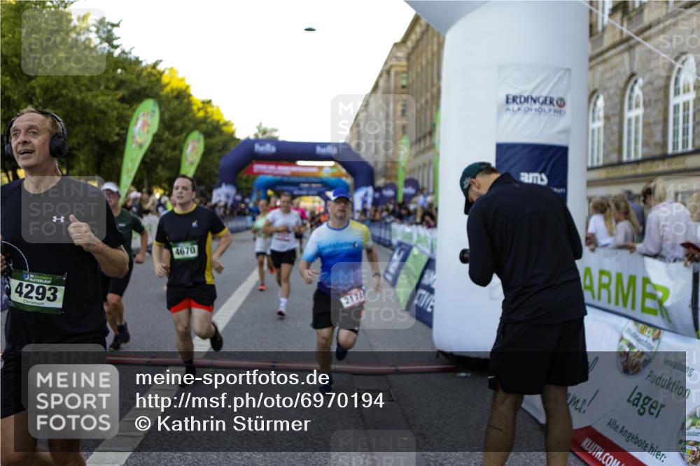 01.09.2024 - BARMER Alsterlauf Kathrin Stürmer Photography http://msf.ph/oto/6970194 01.09.2024 09:59:10 Ziel 2087, 2337, 2390, 2391, 2412, 2668, 2977, 3274, 3510, 3875, 3907, 3940, 4093, 4151, 4277, 4278, 4361, 4392, 4524, 4770, 4785, 4930, 5124, 5125, 5204, 5205, 5237, 8163, 2020, 2174, 2723, 2923, 2932, 3410, 3489, 3684, 3727, 3846, 3995, 4217, 4293, 4670, 4956, 4994, 5092, 5244, 5303, 8267 meine-sportfotos.de