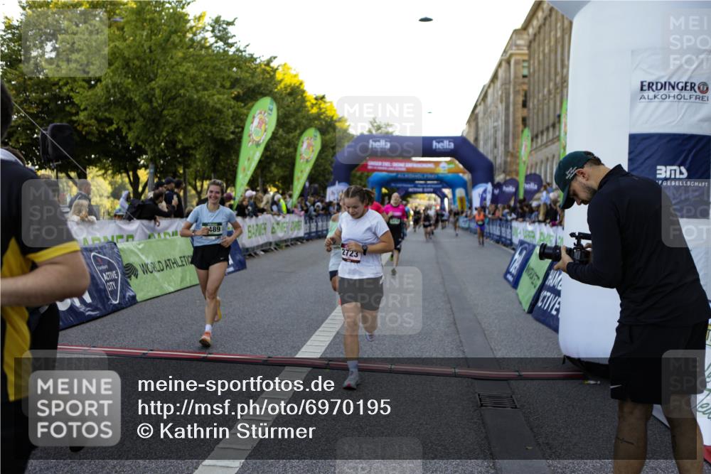01.09.2024 - BARMER Alsterlauf Kathrin Stürmer Photography http://msf.ph/oto/6970195 01.09.2024 09:59:12 Ziel 2087, 2337, 2390, 2391, 2412, 2668, 2977, 3274, 3510, 3875, 3907, 3940, 4093, 4151, 4277, 4278, 4325, 4361, 4392, 4524, 4770, 4785, 4930, 5124, 5125, 5204, 5205, 5237, 8163, 8321, 2020, 2174, 2723, 2923, 2932, 3410, 3485, 3489, 3727, 3995, 4293, 4444, 4670, 4956, 4994, 5092, 5244, 5298, 5303, 8057, 8267 meine-sportfotos.de