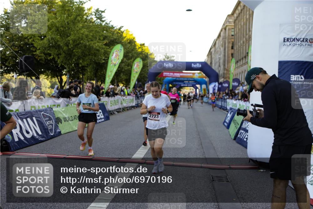 01.09.2024 - BARMER Alsterlauf Kathrin Stürmer Photography http://msf.ph/oto/6970196 01.09.2024 09:59:12 Ziel 2087, 2337, 2390, 2391, 2412, 2668, 2977, 3274, 3510, 3875, 3907, 3940, 4093, 4151, 4277, 4278, 4325, 4361, 4392, 4524, 4770, 4785, 4930, 5124, 5125, 5204, 5205, 5237, 8163, 8321, 2020, 2174, 2723, 2923, 2932, 3410, 3485, 3489, 3727, 3995, 4293, 4444, 4670, 4956, 4994, 5092, 5244, 5298, 5303, 8057, 8267 meine-sportfotos.de