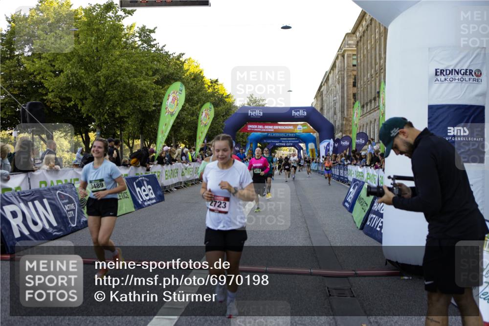 01.09.2024 - BARMER Alsterlauf Kathrin Stürmer Photography http://msf.ph/oto/6970198 01.09.2024 09:59:12 Ziel 2087, 2337, 2390, 2391, 2412, 2668, 2977, 3274, 3510, 3875, 3907, 3940, 4093, 4151, 4277, 4278, 4325, 4361, 4392, 4524, 4770, 4785, 4930, 5124, 5125, 5204, 5205, 5237, 8163, 8321, 2020, 2174, 2723, 2923, 2932, 3410, 3485, 3489, 3727, 3995, 4293, 4444, 4670, 4956, 4994, 5092, 5244, 5298, 5303, 8057, 8267 meine-sportfotos.de