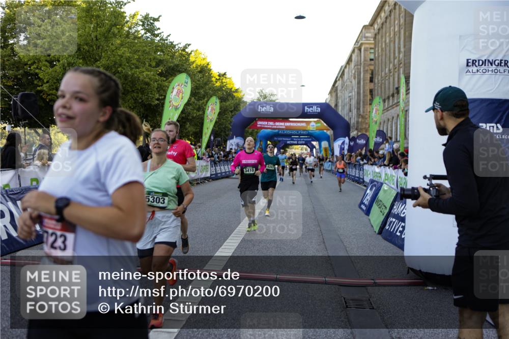 01.09.2024 - BARMER Alsterlauf Kathrin Stürmer Photography http://msf.ph/oto/6970200 01.09.2024 09:59:13 Ziel 2087, 2337, 2390, 2391, 2412, 2668, 2977, 3274, 3510, 3875, 3907, 3940, 4093, 4151, 4277, 4278, 4325, 4361, 4392, 4524, 4770, 4785, 4930, 5124, 5125, 5204, 5205, 5237, 8163, 8321, 2020, 2174, 2252, 2303, 2723, 2923, 2932, 3410, 3485, 3489, 3727, 3995, 4293, 4444, 4670, 4956, 4994, 5092, 5244, 5298, 5303, 8057, 8148, 8267 meine-sportfotos.de