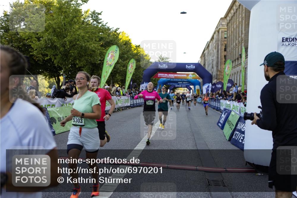 01.09.2024 - BARMER Alsterlauf Kathrin Stürmer Photography http://msf.ph/oto/6970201 01.09.2024 09:59:13 Ziel 2087, 2337, 2390, 2391, 2412, 2668, 2977, 3274, 3510, 3875, 3907, 3940, 4093, 4151, 4277, 4278, 4325, 4361, 4392, 4524, 4770, 4785, 4930, 5124, 5125, 5204, 5205, 5237, 8163, 8321, 2020, 2174, 2252, 2303, 2723, 2923, 2932, 3410, 3485, 3489, 3727, 3995, 4293, 4444, 4670, 4956, 4994, 5092, 5244, 5298, 5303, 8057, 8148, 8267 meine-sportfotos.de