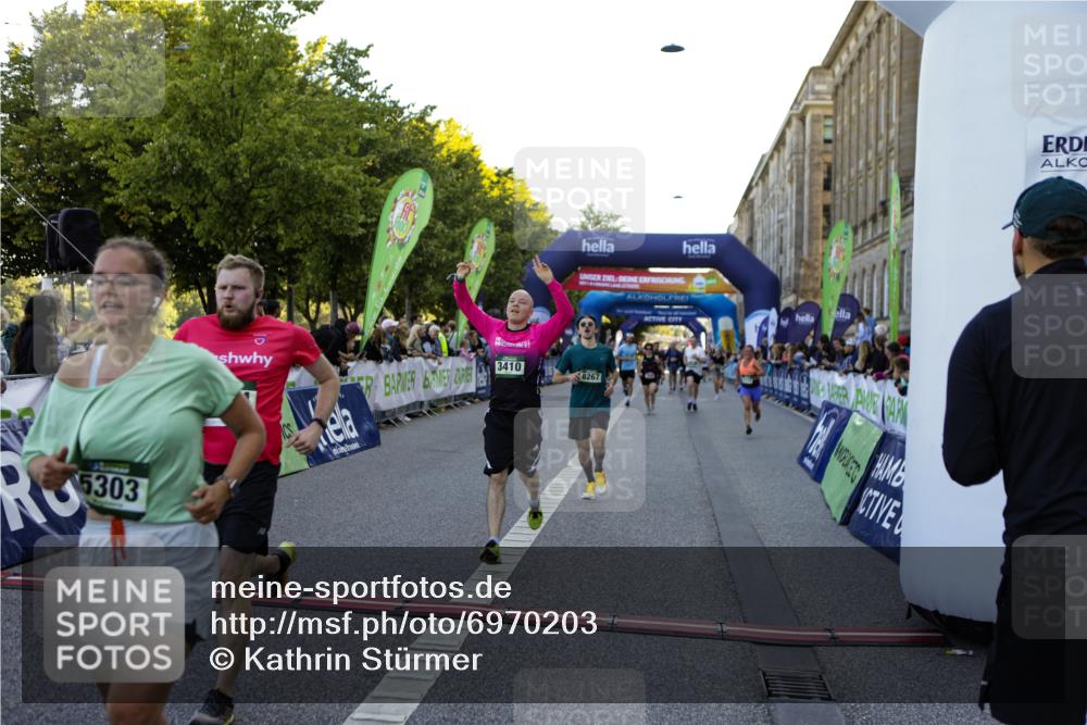 01.09.2024 - BARMER Alsterlauf Kathrin Stürmer Photography http://msf.ph/oto/6970203 01.09.2024 09:59:14 Ziel 2087, 2337, 2390, 2391, 2412, 2668, 2977, 3510, 3748, 3875, 3907, 3940, 4093, 4151, 4277, 4278, 4325, 4361, 4392, 4524, 4770, 4785, 4930, 5124, 5125, 5204, 5205, 5237, 8010, 8163, 8321, 2020, 2174, 2252, 2303, 2603, 2723, 2729, 2923, 2932, 3410, 3485, 3489, 3727, 3995, 4066, 4293, 4444, 4670, 4956, 4994, 5092, 5244, 5298, 5303, 8057, 8148, 8267, 8281 meine-sportfotos.de