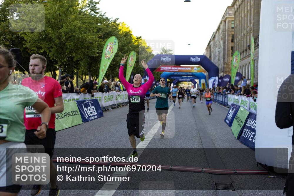 01.09.2024 - BARMER Alsterlauf Kathrin Stürmer Photography http://msf.ph/oto/6970204 01.09.2024 09:59:14 Ziel 2087, 2337, 2390, 2391, 2412, 2668, 2977, 3510, 3748, 3875, 3907, 3940, 4093, 4151, 4277, 4278, 4325, 4361, 4392, 4524, 4770, 4785, 4930, 5124, 5125, 5204, 5205, 5237, 8010, 8163, 8321, 2020, 2174, 2252, 2303, 2603, 2723, 2729, 2923, 2932, 3410, 3485, 3489, 3727, 3995, 4066, 4293, 4444, 4670, 4956, 4994, 5092, 5244, 5298, 5303, 8057, 8148, 8267, 8281 meine-sportfotos.de