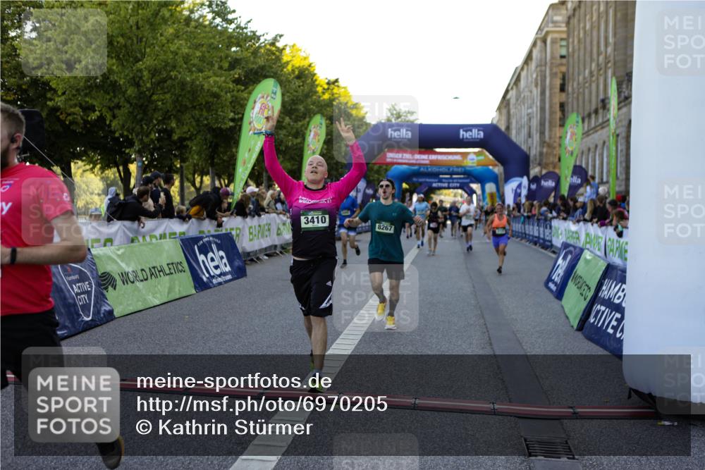 01.09.2024 - BARMER Alsterlauf Kathrin Stürmer Photography http://msf.ph/oto/6970205 01.09.2024 09:59:14 Ziel 2087, 2337, 2390, 2391, 2412, 2668, 2977, 3510, 3748, 3875, 3907, 3940, 4093, 4151, 4277, 4278, 4325, 4361, 4392, 4524, 4770, 4785, 4930, 5124, 5125, 5204, 5205, 5237, 8010, 8163, 8321, 2020, 2174, 2252, 2303, 2603, 2723, 2729, 2923, 2932, 3410, 3485, 3489, 3727, 3995, 4066, 4293, 4444, 4670, 4956, 4994, 5092, 5244, 5298, 5303, 8057, 8148, 8267, 8281 meine-sportfotos.de