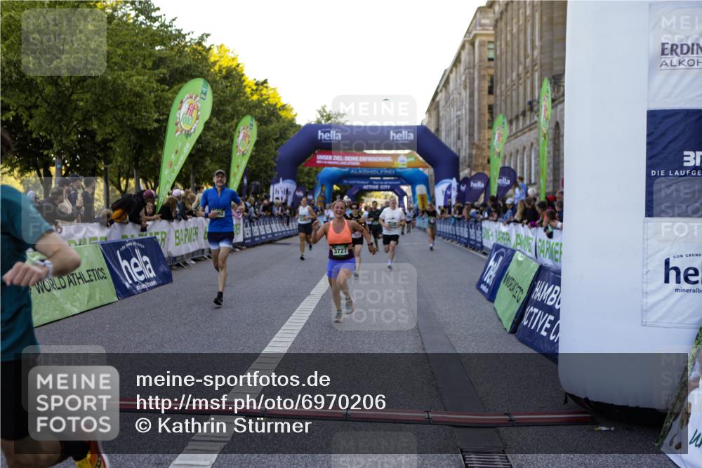 01.09.2024 - BARMER Alsterlauf Kathrin Stürmer Photography http://msf.ph/oto/6970206 01.09.2024 09:59:16 Ziel 2087, 2337, 2355, 2390, 2412, 2950, 2977, 3510, 3748, 3875, 3940, 4093, 4151, 4277, 4278, 4325, 4361, 4392, 4524, 4785, 4930, 5124, 5125, 5204, 5205, 5237, 8010, 8163, 8321, 2020, 2174, 2252, 2303, 2445, 2603, 2723, 2729, 2736, 2923, 2932, 3410, 3485, 3489, 3727, 3995, 4066, 4293, 4444, 4670, 4956, 4994, 5092, 5298, 5303, 8057, 8134, 8148, 8267, 8281 meine-sportfotos.de
