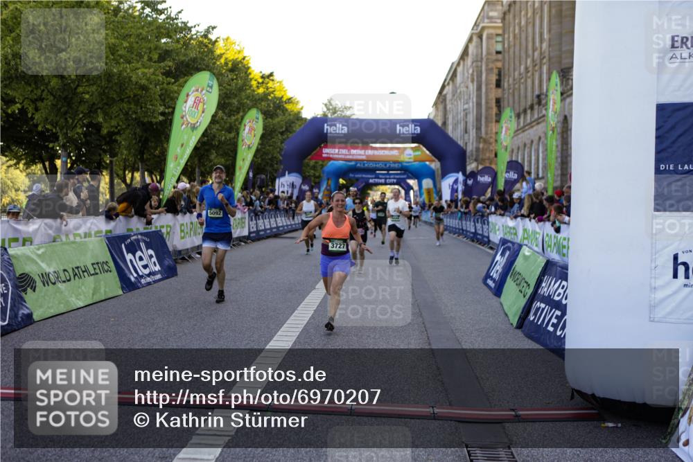 01.09.2024 - BARMER Alsterlauf Kathrin Stürmer Photography http://msf.ph/oto/6970207 01.09.2024 09:59:16 Ziel 2087, 2337, 2355, 2390, 2412, 2950, 2977, 3510, 3748, 3875, 3940, 4093, 4151, 4277, 4278, 4325, 4361, 4392, 4524, 4785, 4930, 5124, 5125, 5204, 5205, 5237, 8010, 8163, 8321, 2020, 2174, 2252, 2303, 2445, 2603, 2723, 2729, 2736, 2923, 2932, 3410, 3485, 3489, 3727, 3995, 4066, 4293, 4444, 4670, 4956, 4994, 5092, 5298, 5303, 8057, 8134, 8148, 8267, 8281 meine-sportfotos.de