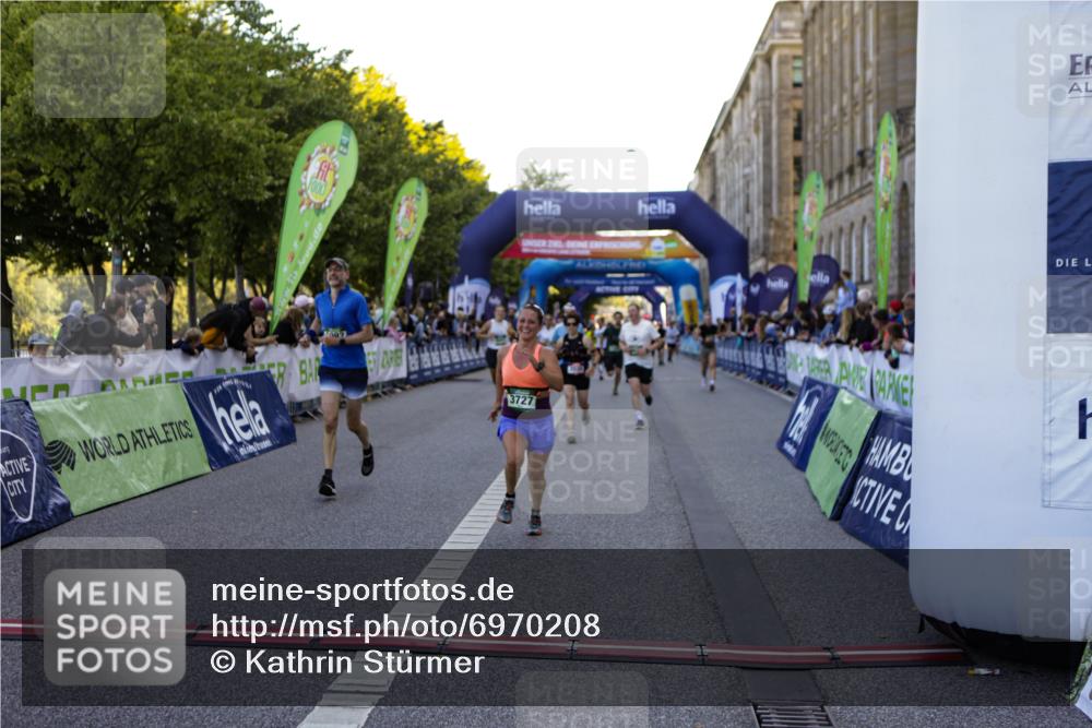 01.09.2024 - BARMER Alsterlauf Kathrin Stürmer Photography http://msf.ph/oto/6970208 01.09.2024 09:59:16 Ziel 2087, 2337, 2355, 2390, 2412, 2950, 2977, 3510, 3748, 3875, 3940, 4093, 4151, 4277, 4278, 4325, 4361, 4392, 4524, 4785, 4930, 5124, 5125, 5204, 5205, 5237, 8010, 8163, 8321, 2020, 2174, 2252, 2303, 2445, 2603, 2723, 2729, 2736, 2923, 2932, 3410, 3485, 3489, 3727, 3995, 4066, 4293, 4444, 4670, 4956, 4994, 5092, 5298, 5303, 8057, 8134, 8148, 8267, 8281 meine-sportfotos.de
